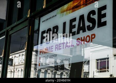 Melbourne, Australien. Februar 2021, 18th. Ein Banner "for leasing - prime Retail Store" einer von vielen Geschäften für Leasing auf Chapel Street. Kredit: SOPA Images Limited/Alamy Live Nachrichten Stockfoto