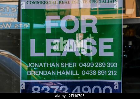 Melbourne, Australien. Februar 2021, 18th. Ein grünes Pachtzeichen in einem Fenster eines Gewerbeimmobilie auf Chapel Street Bezirk. Kredit: SOPA Images Limited/Alamy Live Nachrichten Stockfoto