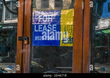 Melbourne, Australien. Februar 2021, 18th. Blaues und gelbes Schild für die Vermietung in einem ehemaligen Restaurant im Viertel Chapel Street. Kredit: SOPA Images Limited/Alamy Live Nachrichten Stockfoto