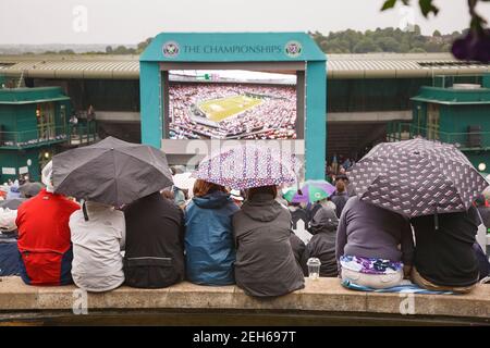 LONDON, Großbritannien - 24. Juni 2011. Tennisturnier in Wimbledon. Zuschauermenge beim Turnier im Stadion auf einer Großleinwand von Murray Mount oder Henman Hill, London, Stockfoto