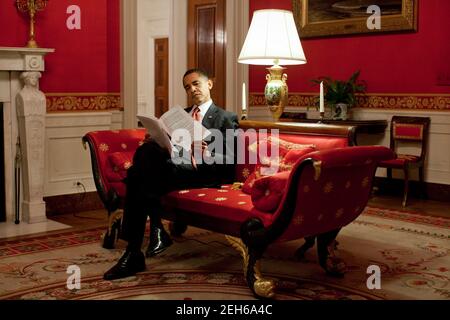 Präsident Obama geht über Notizen im Roten Raum des Weißen Hauses vor einer Live-Pressekonferenz zur Hauptsendezeit im East Room, 24. März 2009. Stockfoto