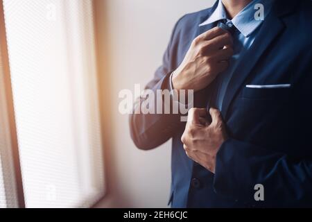 Businessman Ware Anzug und Anpassung Krawatte. Stockfoto