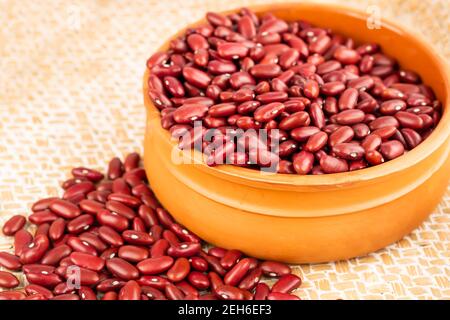Rote Kidney-Bohnen im Keramiktopf. Stockfoto