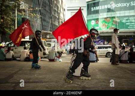 Yangon, Myanmar. Februar 2021, 19th. Während der Demonstration fuhren die Demonstranten mit den Flaggen der National League of Democracy Party (NLD) auf die Straßen von Yangon, um gegen den Militärputsch zu protestieren und forderten die Freilassung von Aung San Suu Kyi. Das Militär von Myanmar nahm am 01. Februar 2021 die staatliche Beraterin von Myanmar Aung San Suu Kyi fest und erklärte den Ausnahmezustand, während sie die Macht im Land für ein Jahr ergattete, nachdem sie die Wahl gegen die National League for Democracy (NLD) verloren hatte. Kredit: SOPA Images Limited/Alamy Live Nachrichten Stockfoto