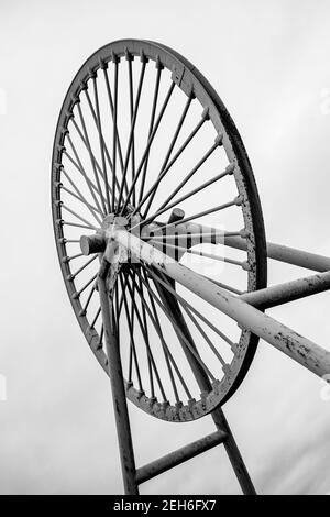 Der Apedale Country Park und Bergbaumuseum mit Grubenrad in North Staffordshire, England - ein historisches Kohlebergbau-Erbe Stockfoto