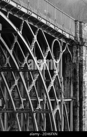 TELFORD, Großbritannien - 18. Februar 2013. Detail der Eisenarbeit auf der Eisernen Brücke, der ersten gusseisernen Bogenbrücke, die in der industriellen Revolution gebaut wurde. Ironbridge Stockfoto