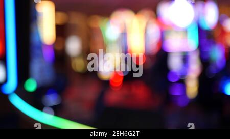 Unschärfe-Spielautomaten leuchten im Casino auf dem fabelhaften Las Vegas Strip, USA. Verschwommene Jackpot-Spielautomaten im Hotel in der Nähe der Fremont Street. Leuchtendes Neon Stockfoto