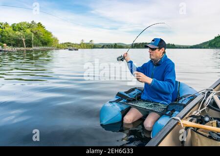 Float Tube Fliegenfischen am frühen Morgen auf See Megunticook in Camden, Maine. Stockfoto