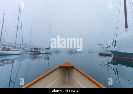Boote in Camden Harbour an einem nebligen, nebligen frühen Sommermorgen. Stockfoto