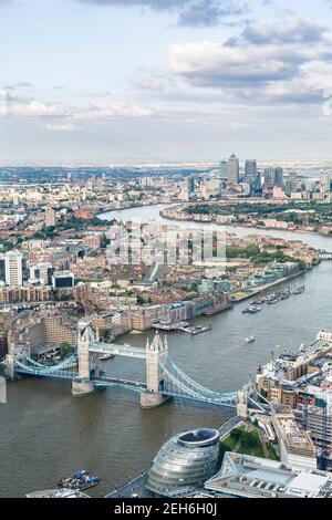 LONDON, Großbritannien - 03. Juli 2013. Luftaufnahme der Tower Bridge und Canary Wharf an der Themse, Central London Stockfoto