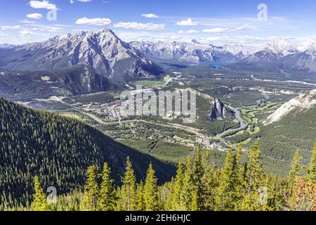 Blick auf den Bow River und die Stadt Banff von der Gipfelpromenade auf Sulphur Mountain in den Rocky Mountains, Banff, Alberta, Kanada Stockfoto