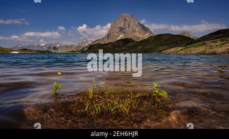 PIC du Midi d'Ossau und Gentau See im Sommer (Pyrénés Atlantiques, Pyrenäen, Frankreich) ESP: PIC Midi d'Ossau en verano, visto desde el Lac Gentau Stockfoto