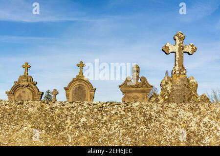 Flechten-bedeckten Friedhof Grab Kreuze unter einem bewölkten Himmel in Frankreich Stockfoto