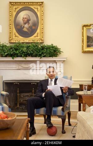 Präsident Barack Obama ruht seinen Fuß auf einem Fußball während der Sitzung des Rates für Innenpolitik im Oval Office, 25. März 2009. Stockfoto