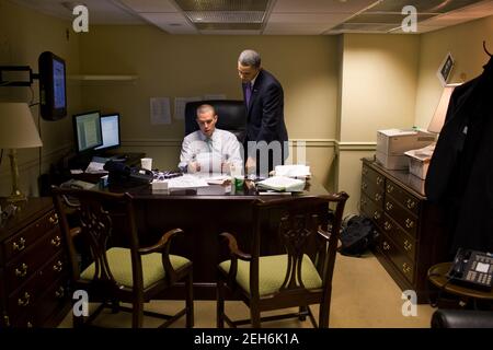 Präsident Barack Obama bearbeitete am 3. März 2010 eine Gesundheitsrede mit Jon Favreau, dem Leiter der Sprecherstelle, in Favreaus Büro im Westflügel des Weißen Hauses. Stockfoto