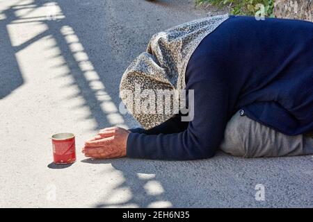 17. MAI 2017 - ROM, ITALIEN: Bettlerin, obdachlose alte Frau, die auf der Straße nur wenige Meter vom Kolosseum entfernt Geld verlangt. Stockfoto