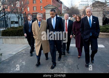 Präsident Barack Obama geht vom Blair House ins Weiße Haus nach dem parteiübergreifenden Treffen zur Reform der Krankenversicherung am 25. Februar 2010. Begleitet wird er von Sen. Harry Reid, D-Nev., House Speaker Nancy Pelosi, und Sen. Richard Durbin, D-Ill. Stockfoto