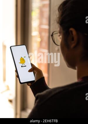 Assam, indien - Februar 19, 2021 : Koo App-Logo auf Handy-Bildschirm Stock Bild. Stockfoto