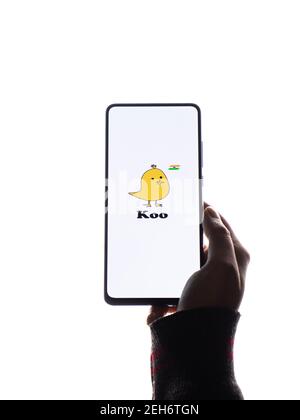Assam, indien - Februar 19, 2021 : Koo App-Logo auf Handy-Bildschirm Stock Bild. Stockfoto