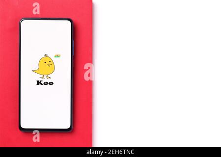 Assam, indien - Februar 19, 2021 : Koo App-Logo auf Handy-Bildschirm Stock Bild. Stockfoto
