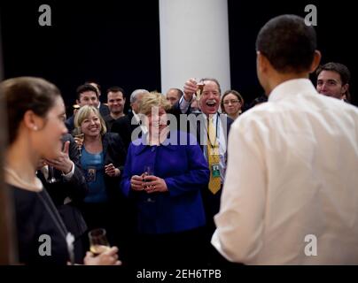 Präsident Barack Obama feiert mit Mitarbeitern auf dem Truman Balkon des Weißen Hauses, Anfang März 22, 2010, nach der Abstimmung des Repräsentantenhauses zur Annahme der Gesundheitsreform. Stockfoto