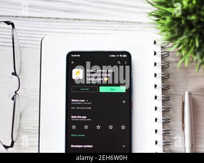 Assam, indien - Februar 19, 2021 : Koo App-Logo auf Handy-Bildschirm Stock Bild. Stockfoto