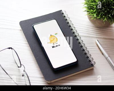 Assam, indien - Februar 19, 2021 : Koo App-Logo auf Handy-Bildschirm Stock Bild. Stockfoto