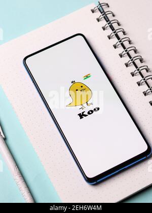 Assam, indien - Februar 19, 2021 : Koo App-Logo auf Handy-Bildschirm Stock Bild. Stockfoto