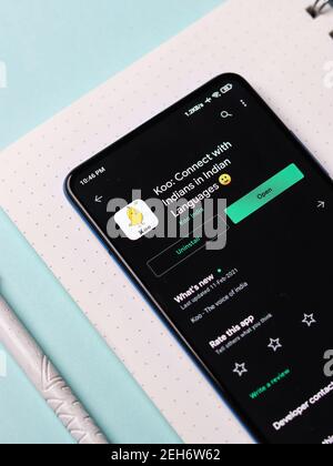 Assam, indien - Februar 19, 2021 : Koo App-Logo auf Handy-Bildschirm Stock Bild. Stockfoto