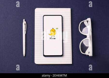 Assam, indien - Februar 19, 2021 : Koo App-Logo auf Handy-Bildschirm Stock Bild. Stockfoto