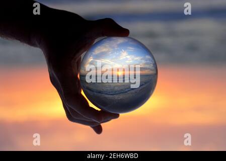 Wunderschöner Sonnenuntergang, aufgenommen durch einen Objektivball am Madeira Beach, Florida, USA Stockfoto