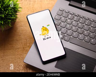 Assam, indien - Februar 19, 2021 : Koo App-Logo auf Handy-Bildschirm Stock Bild. Stockfoto