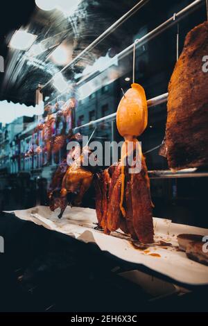Huhn und Schweinefleisch hängen in der Ausstellung eines chinesischen Restaurants in London, Restaurants noch offen für Lieferung während UKs nationalen covid Sperre Stockfoto