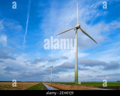 Panoramalandschaft mit modernen Windmühlen Stockfoto