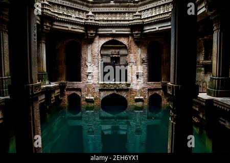 Adalaj stepwell an einem dunklen Tag Stockfoto