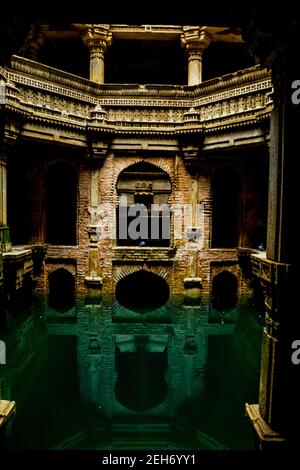 Adalaj stepwell an einem dunklen Tag Stockfoto