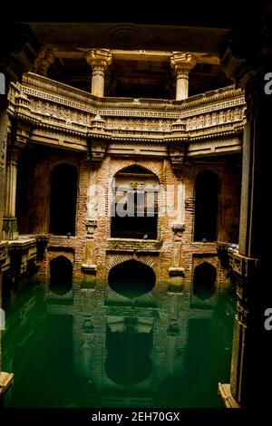 Adalaj stepwell an einem dunklen Tag Stockfoto