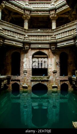 Adalaj stepwell an einem dunklen Tag Stockfoto