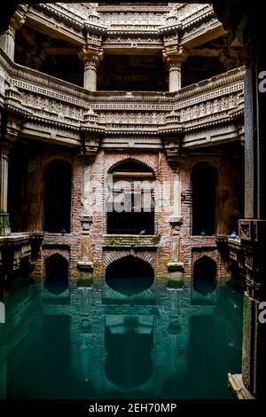 Adalaj stepwell an einem dunklen Tag Stockfoto