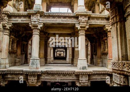 Adalaj stepwell an einem dunklen Tag Stockfoto