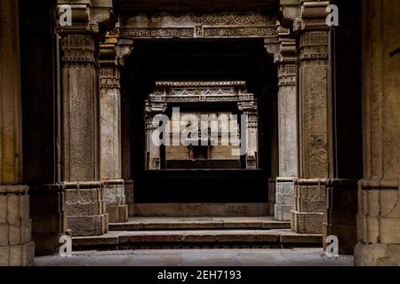 Adalaj stepwell an einem dunklen Tag Stockfoto