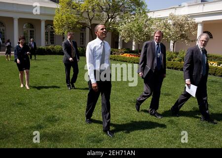 Präsident Barack Obama geht zu einem Treffen im Freien mit Valerie Jarrett, Senior Advisor, Dan Pfeiffer, von links, Kommunikationsdirektor Jim Messina, stellvertretender Stabschef, und Bob Bauer, Berater des Präsidenten, im Rosengarten des Weißen Hauses, 6. April 2010. Stockfoto