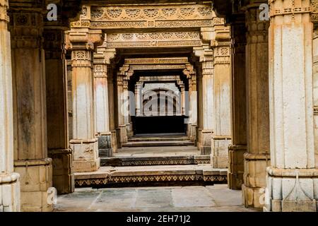 Adalaj stepwell an einem dunklen Tag Stockfoto