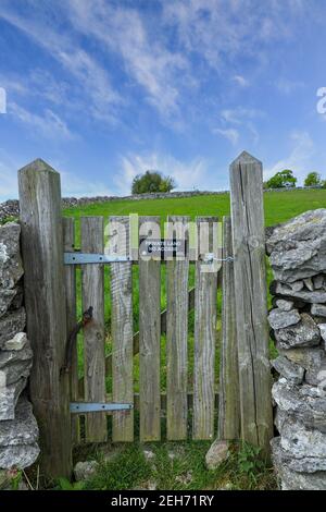 Ein Schild an einem Holztor mit der Aufschrift "Privates Land, kein Zugang", bereitgestellt vom Peak District National Park, Sheldon, Derbyshire, England, Großbritannien Stockfoto