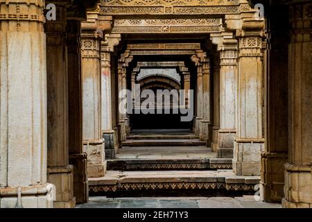 Adalaj stepwell an einem dunklen Tag Stockfoto