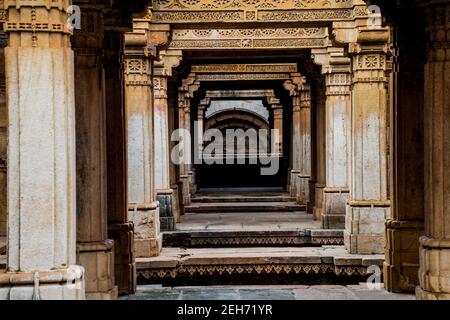 Adalaj stepwell an einem dunklen Tag Stockfoto