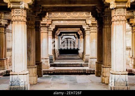 Adalaj stepwell an einem dunklen Tag Stockfoto