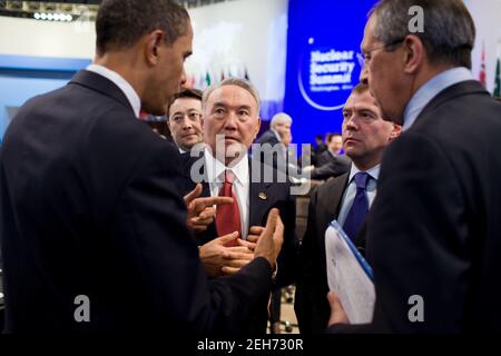 Präsident Barack Obama spricht von links mit Präsident Nursultan Nasarbajew von Kasachstan, Präsident Dmitri Medwedew von Russland und dem russischen Außenminister Sergei Lawrow während der zweiten Plenarsitzung des nuklearen Sicherheitsgipfels im Walter E. Washington Convention Center in Washington, D.C., 13. April 2010. Stockfoto