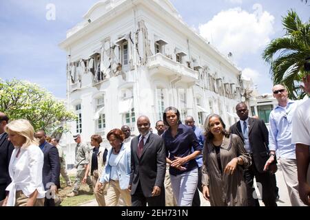 13. April 2010 'Samantha Appleton nahm diese Szene auf, als die First Lady und Dr. Jill Biden zusammen mit dem haitianischen Präsidenten René Préval und Elisabeth Delatour Préval Erdbeben in Port Au-Prince, Haiti, zerstörten. Der beschädigte Präsidentenpalast ist im Hintergrund zu sehen. Stockfoto