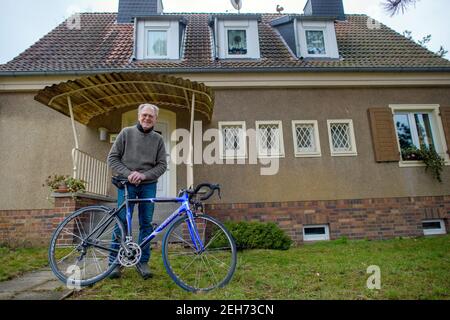 Heyrothsberge, Deutschland. Januar 2021, 22nd. Gustav-Adolf 'Täve' Schur steht im Garten vor seinem Haus mit seinem Rennrad mit 'Täve' auf dem Rahmen. Das Fahrrad wurde ihm von seinem Sohn zu seinem Geburtstag geschenkt. Jetzt wird die Radlegende 'Täve' Schur am 23. Februar 90 Jahre alt. Quelle: Klaus-Dietmar Gabbert/dpa-Zentralbild/ZB/dpa/Alamy Live News Stockfoto